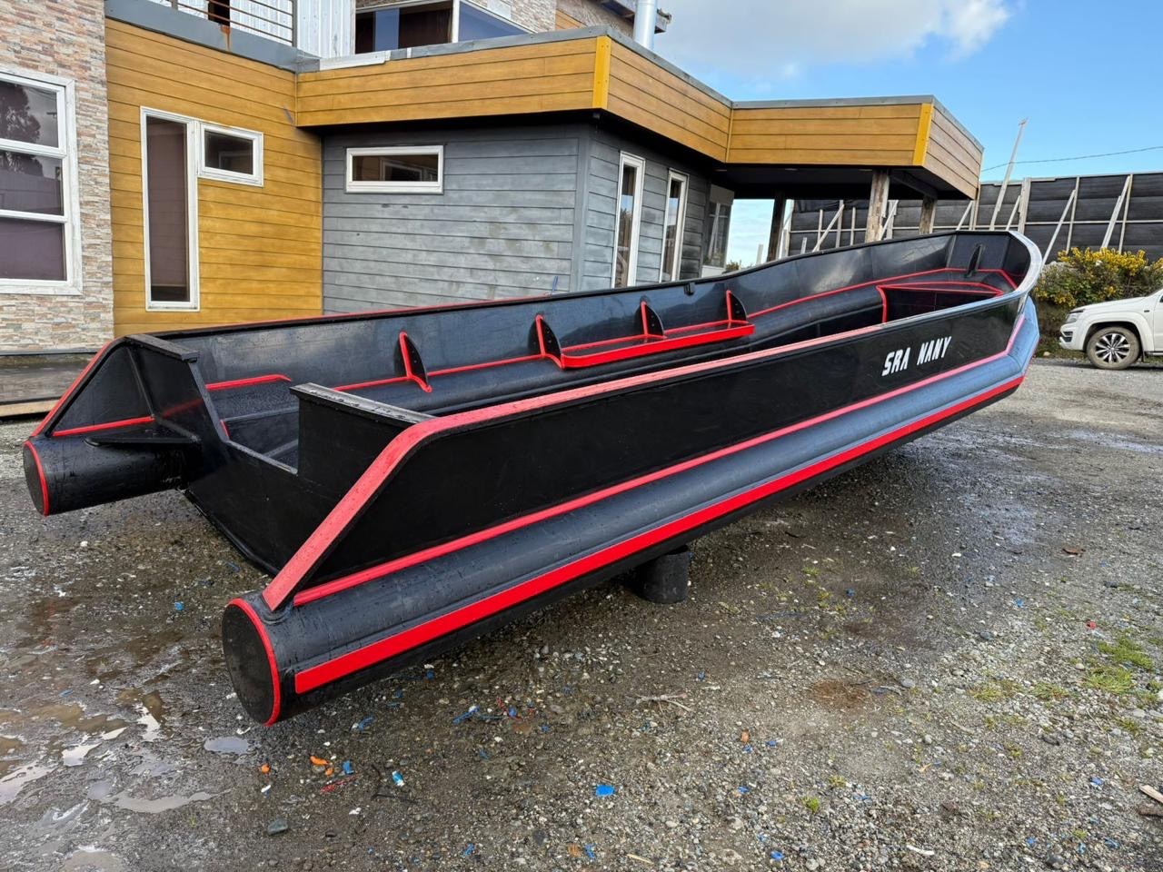 Embarcación HDPE real fabricada por Seawallplast - vista 5