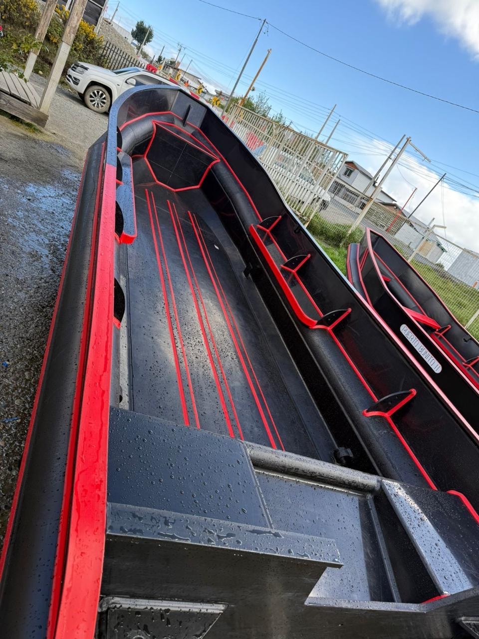 Embarcación HDPE real fabricada por Seawallplast - vista 6