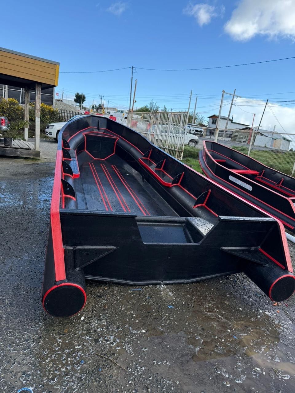 Embarcación HDPE real fabricada por Seawallplast - vista 7