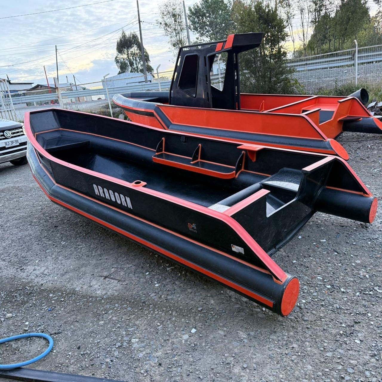Embarcación HDPE real fabricada por Seawallplast - vista 8