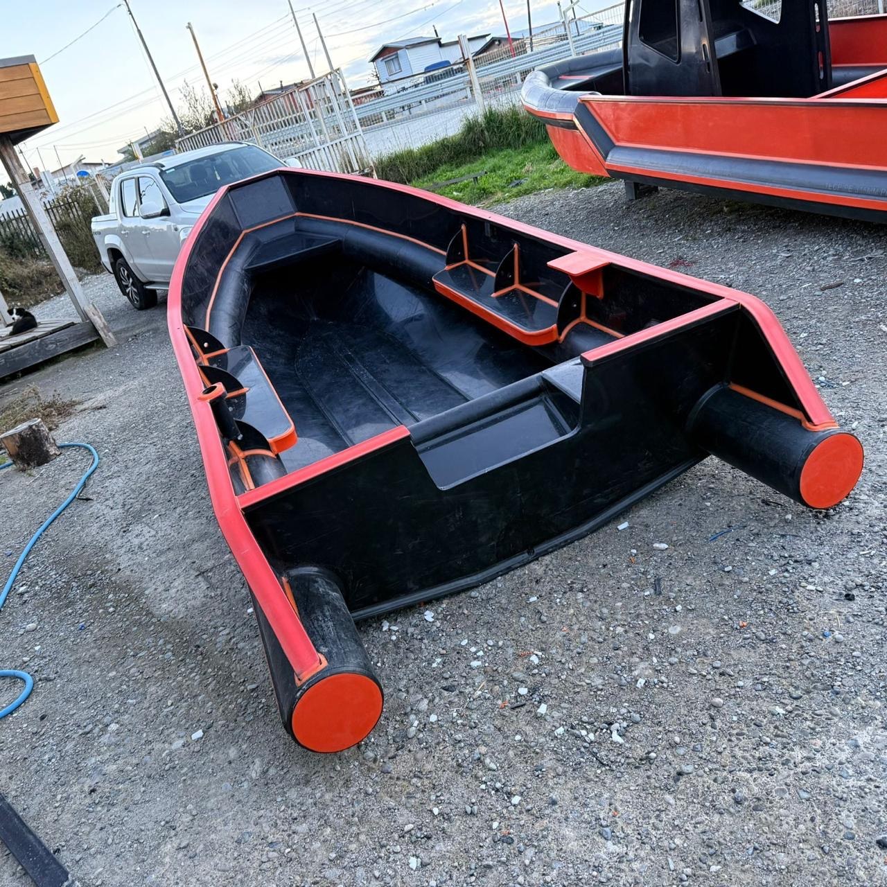 Embarcación HDPE real fabricada por Seawallplast - vista 10
